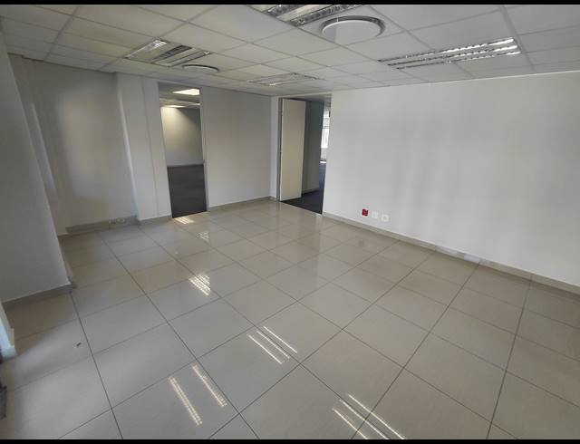 370M² OFFICE TO LET IN LYME PARK